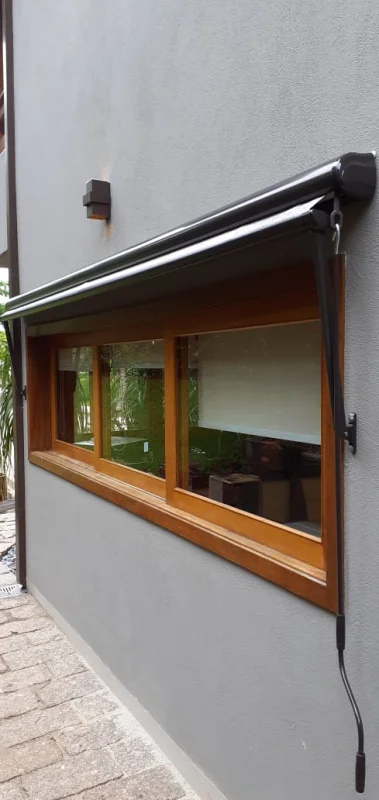 Toldo com braço retrátil